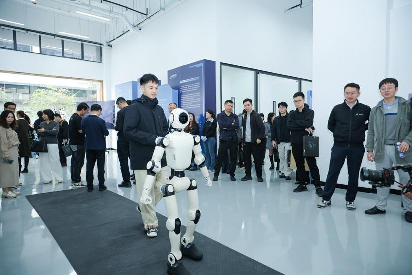 科技與變革共舞 海珠搶占AI機器人新賽道，后航道兩業融合新場景實現落地